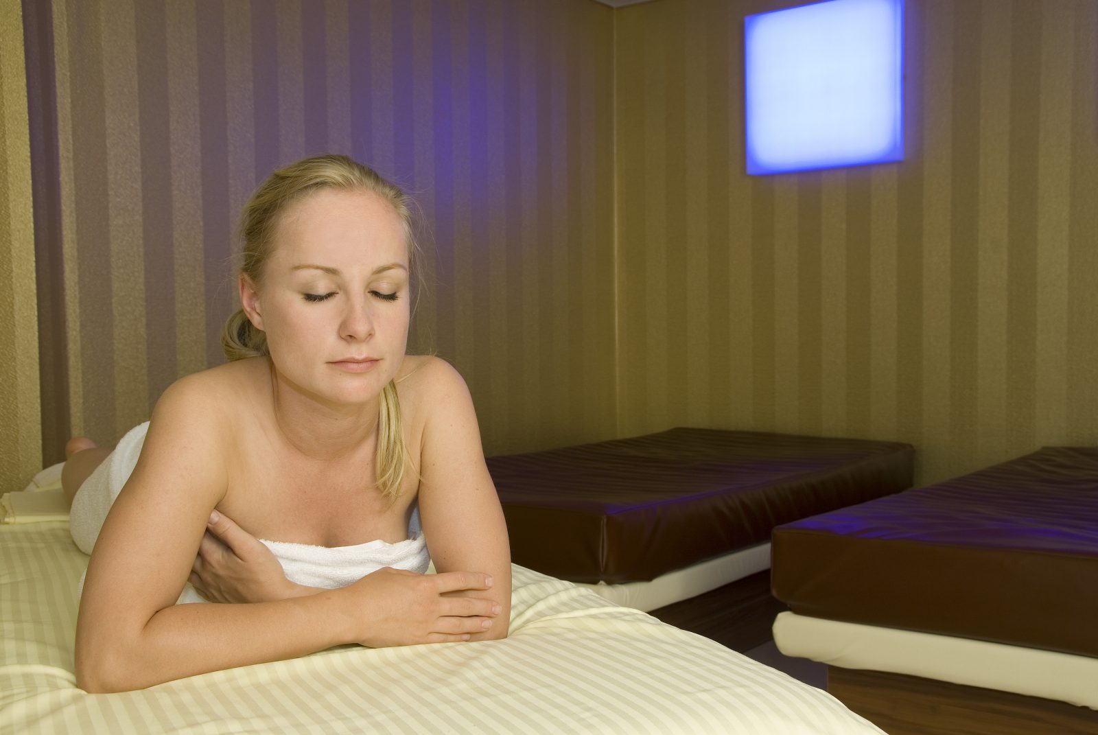 Frau auf Wasserbett