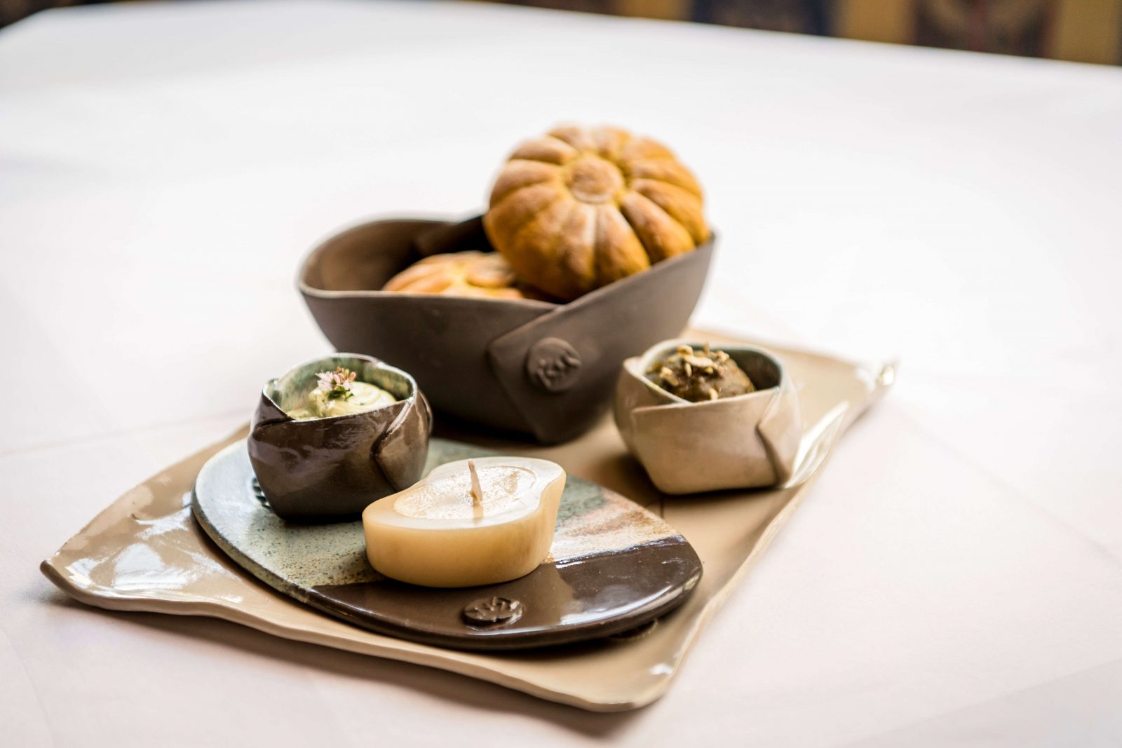 Gedeck mit Butter, Brot und Aufstrichen