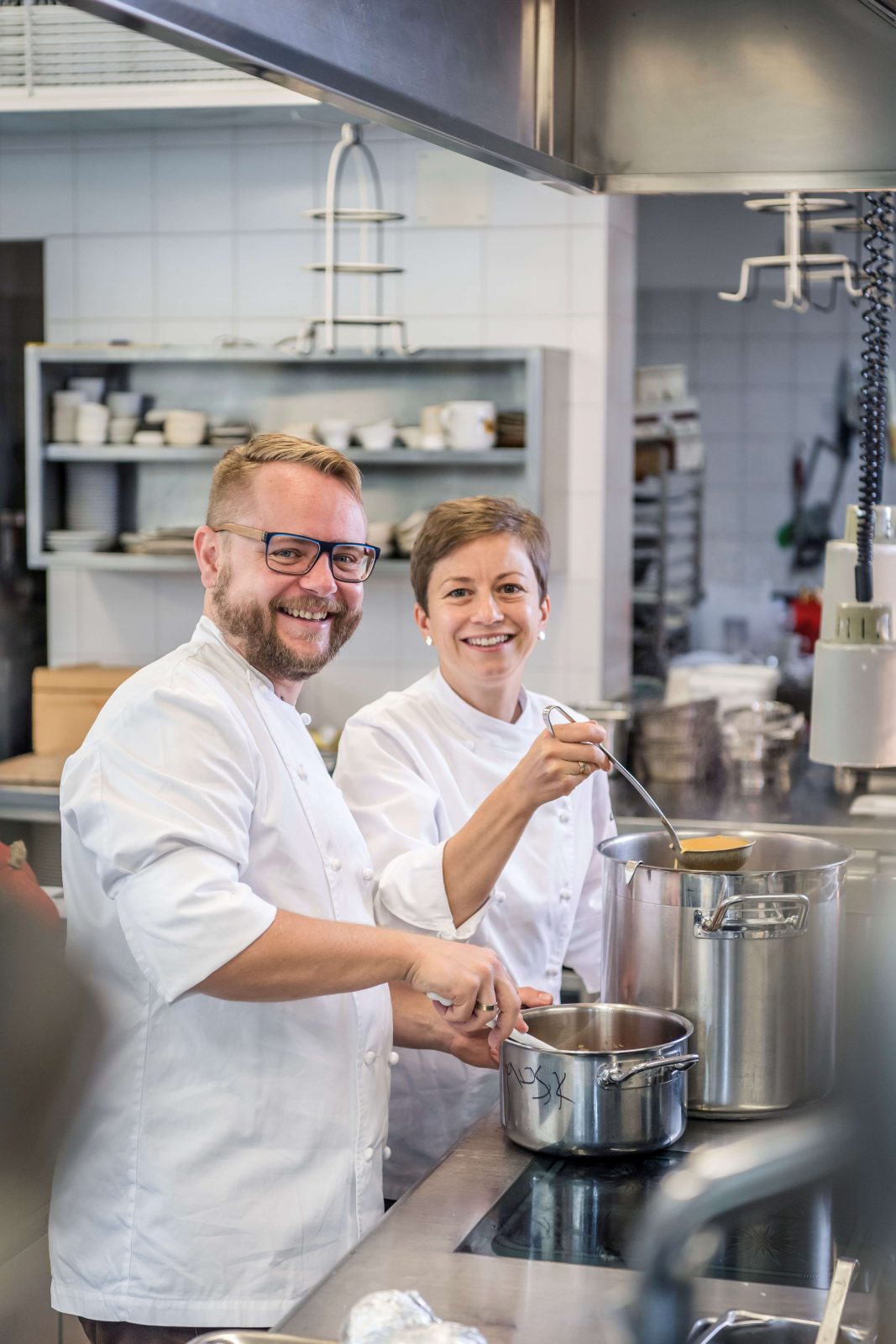 Astrid und Andreas Krainer beim Kochen in einer modernen Restaurantküche