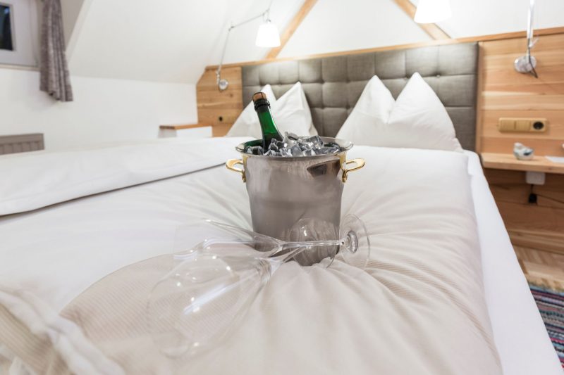 gemütliches Bett mit Champagnerkühler