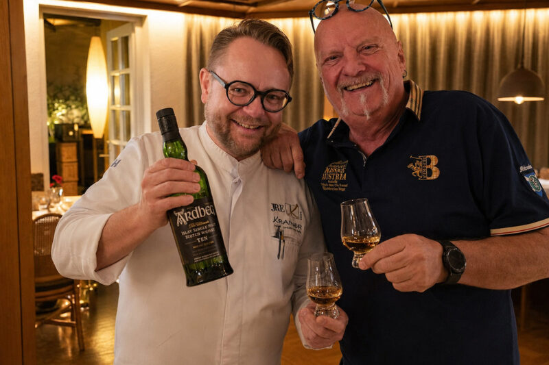 Helmut McSchuly Schulhofer und Andreas Krainer beim Vorverkosten